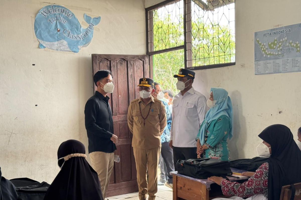 Wapres Gibran Tinjau Sekolah di Kalteng dan Kalsel, Minta Jam Belajar Disesuaikan saat Kabut Asap Karhutla