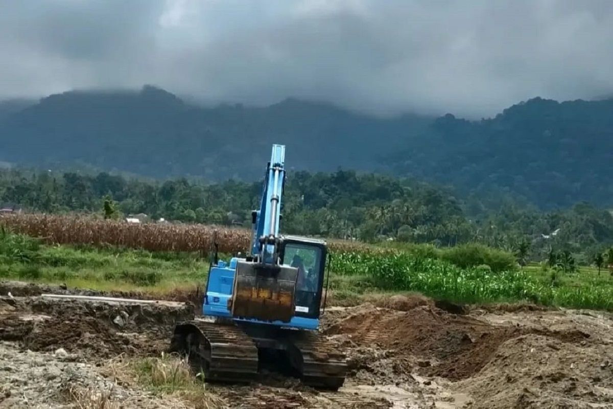 Pemkab Agam Keruk Kolam Ikan Terdampak Bencana Hidrometeorologi di Tanjung Raya, Pakai Excavator Bantuan KKP