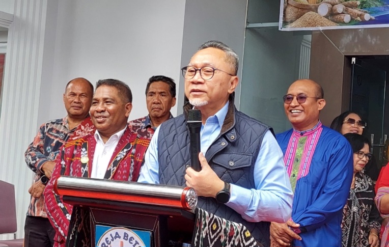 Kunjungan Perdana Menteri ke Kantor GBI NTT, Zulkifli Hasan Disambut Haru Pengurus Gereja