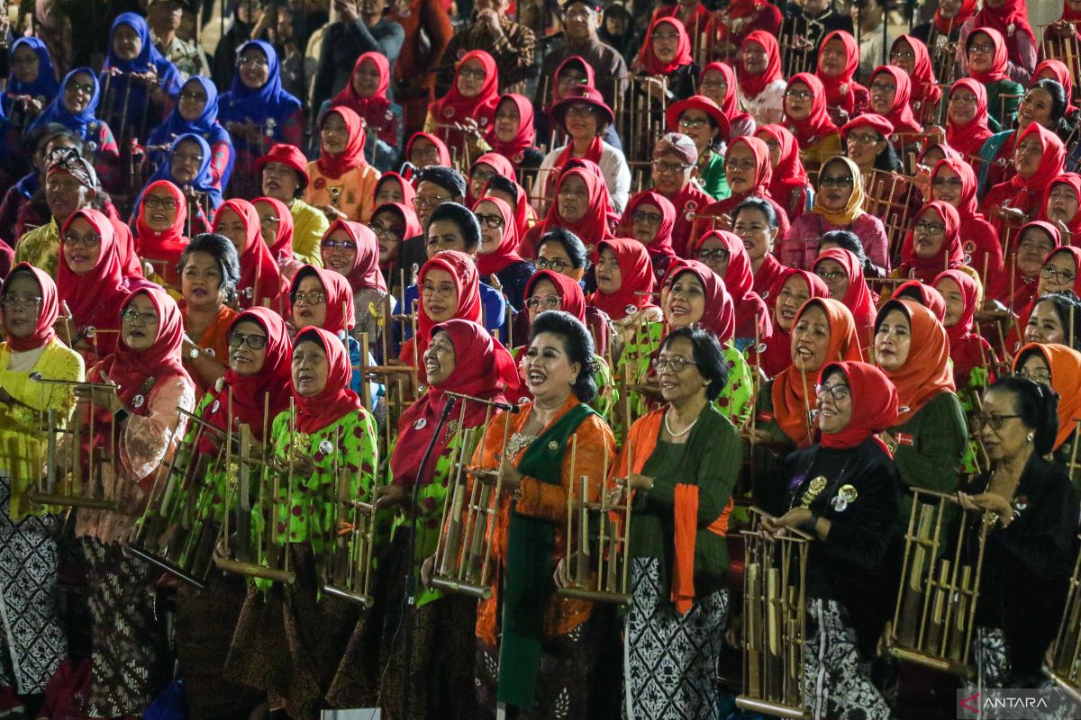 Perempuan Berkebaya Ramaikan Peringatan Hari Kebaya Nasional ke-3 di Museum Monumen Serangan Umum 1 Maret Yogyakarta