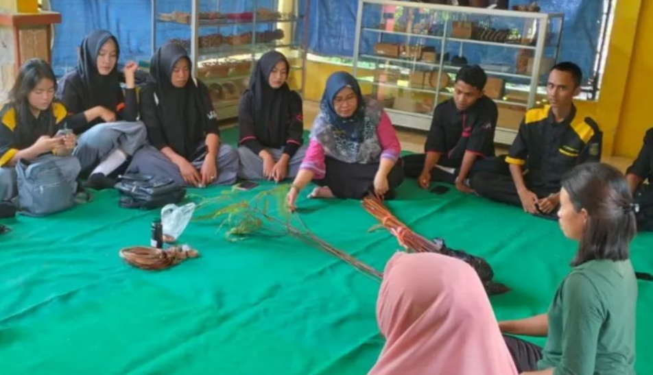 Pemkab Bangka Barat Latih Pelajar SMK Anyam Kopiah Resam, Targetkan 102 Perajin Baru dari Generasi Muda