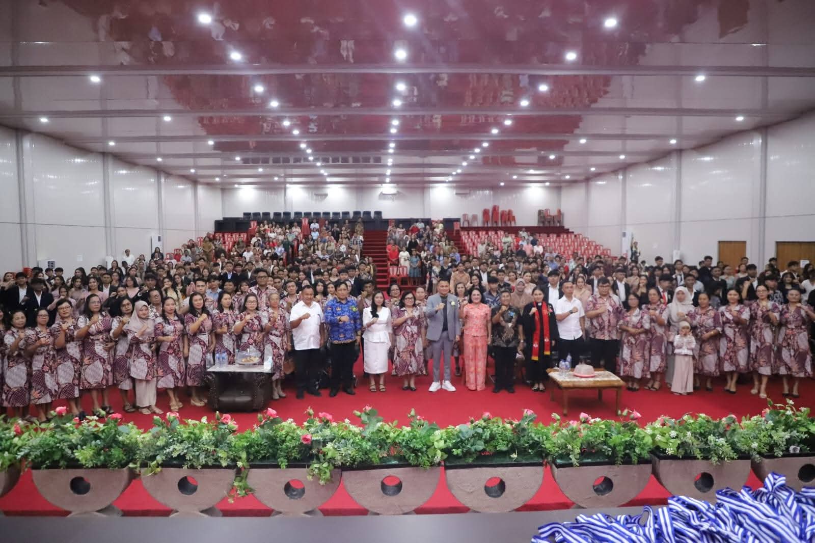 Bupati Minahasa Tenggara Ronald Kandoli Bangga pada Lulusan SMA Negeri 1 Ratahan, Tiga Kunci Sukses Disiplin dan Hormati Orang Tua