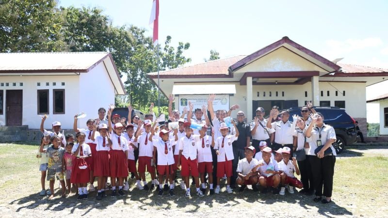Imigrasi NTT Bagikan Alat Tulis Bagi Anak Perbatasan RI-Timor Leste