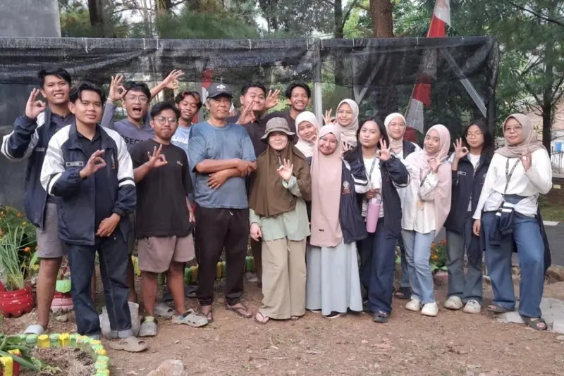 KKN-T Undip Sulap Lahan Kosong di Semarang Jadi Taman Produktif, Manfaatkan Botol dan Galon Bekas