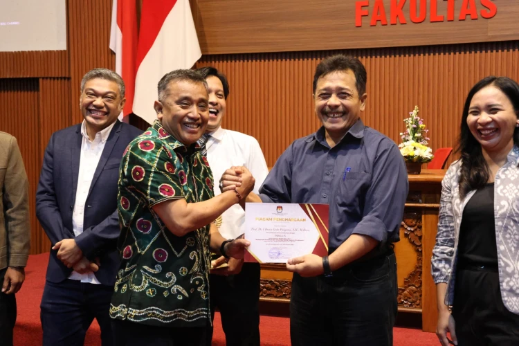 56 Persen Responden Masih Maklumi Politik Uang, KPU Bali Bedah Buku Konstitusi dan Demokrasi di Universitas Udayana