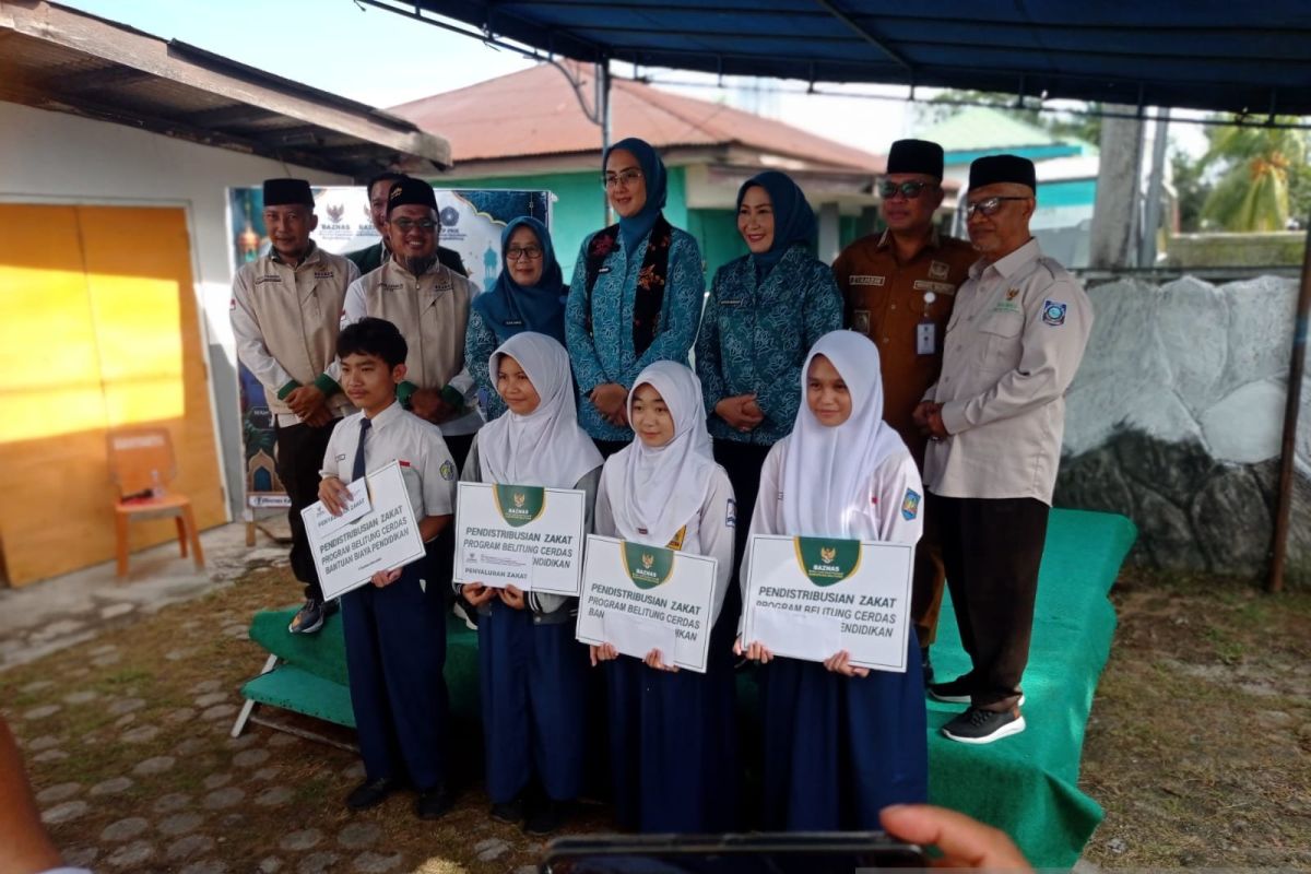 Pemkab Belitung dan Baznas Salurkan Bantuan Uang Tunai Rp5,05 Juta untuk Empat Siswa Kurang Mampu