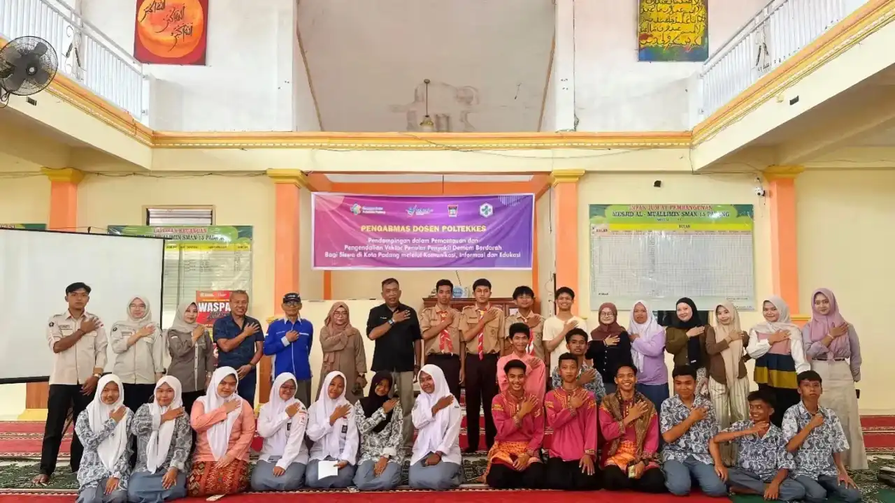 Siswa SMA Negeri 15 Padang Jadi Agen Pemberantasan DBD, Tim Dosen Ajarkan 3M Plus hingga Pemantauan Jentik Nyamuk