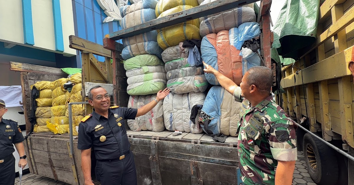 Kasdam XII/Tanjungpura: Sinergi TNI, Bea Cukai, dan Polri Gagalkan Penyelundupan 2.060 Bal Pakaian Bekas Ilegal di Kalbar
