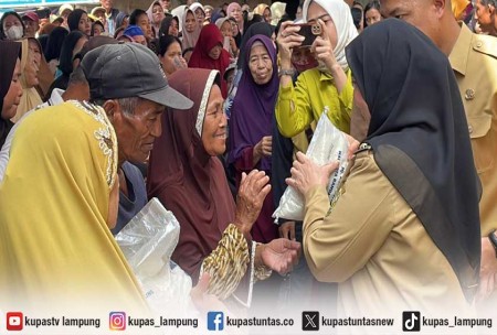 Wali Kota Eva Dwiana Salurkan Bantuan Beras 20 Kg dan Minyak Goreng ke 102.624 Warga Bandar Lampung untuk Dua Bulan