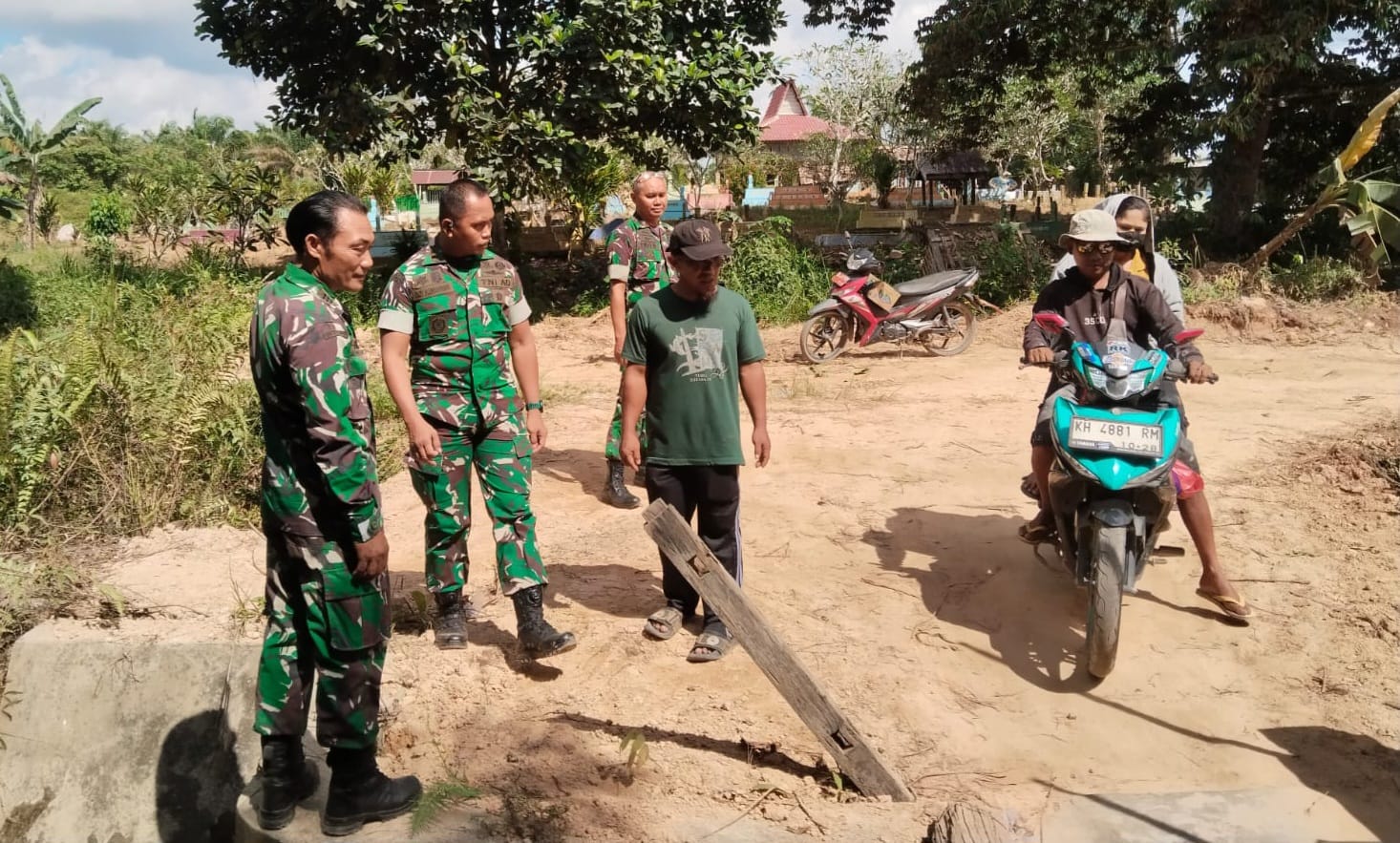 Dandim 1017/Lamandau Tinjau Pembangunan Jembatan Garuda di Dua Desa, Progres Capai 60 Persen