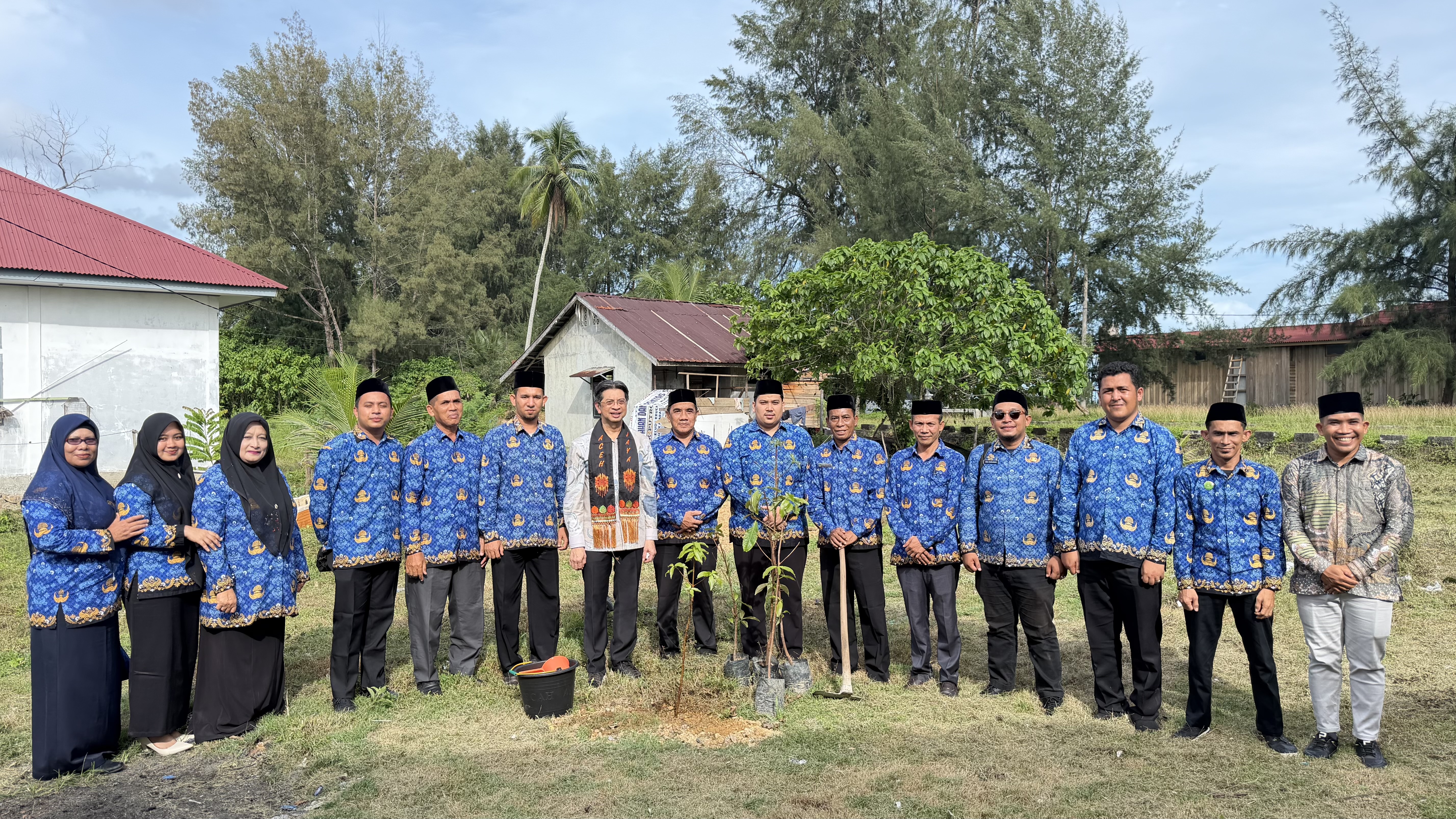 Staf Ahli Menteri Agama Tantang 12 Madrasah di Aceh Jaya Ciptakan Lingkungan Belajar Asri dan Penuh Bunga