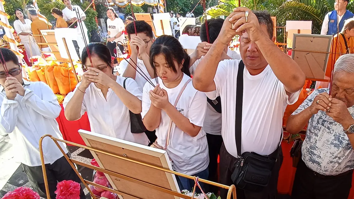 Umat Buddha di Vihara Sakyamuni Denpasar Gelar Upacara Pattidana Jelang Waisak, Limpahkan Jasa Kebajikan ke Leluhur