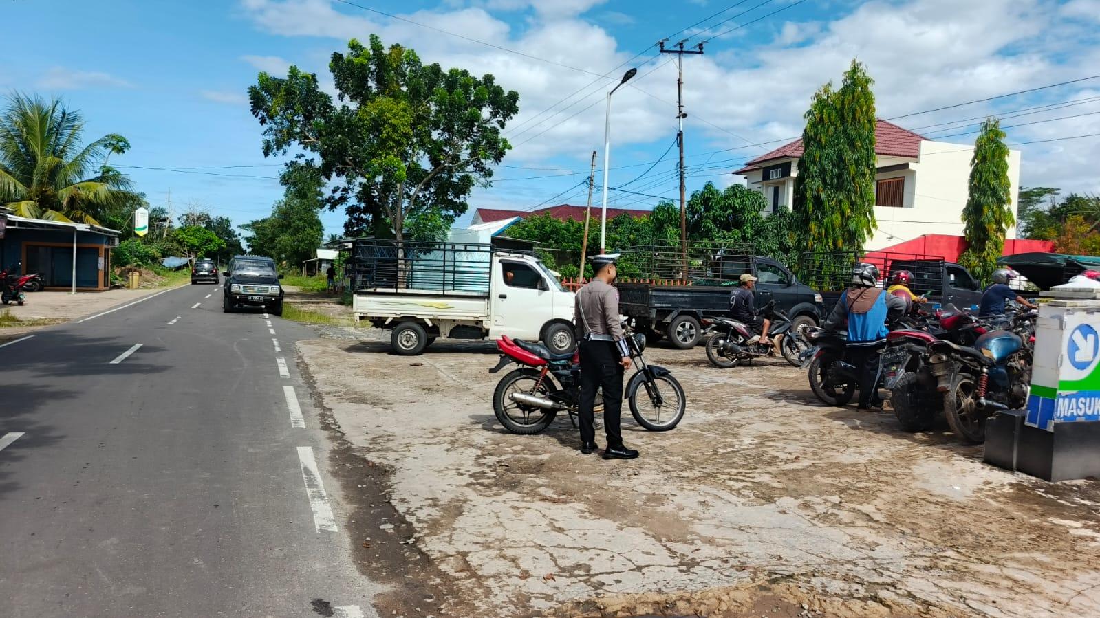 Satlantas Polres Seruyan Patroli dan Atur Lalu Lintas di SPBU Pematang Panjang, Antisipasi Kemacetan saat Warga Isi BBM