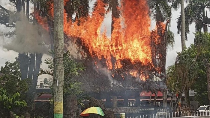 Rumah Adat Batak di Kawasan Monumen Sisingamangaraja XII Medan Ludes Terbakar, Polisi Selidiki Keterangan Remaja di Lokasi