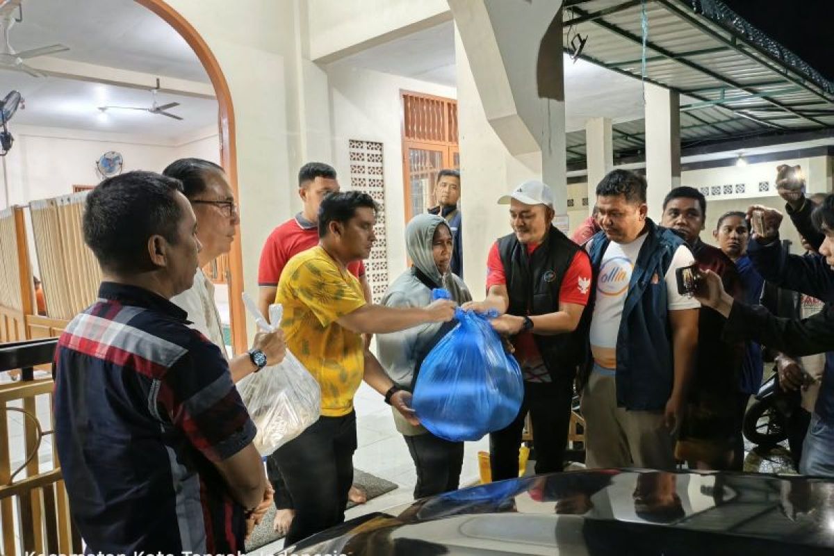 Bank Nagari Salurkan 400 Paket Makanan untuk Warga Terdampak Banjir Bandang Padang di Koto Tangah dan Kuranji