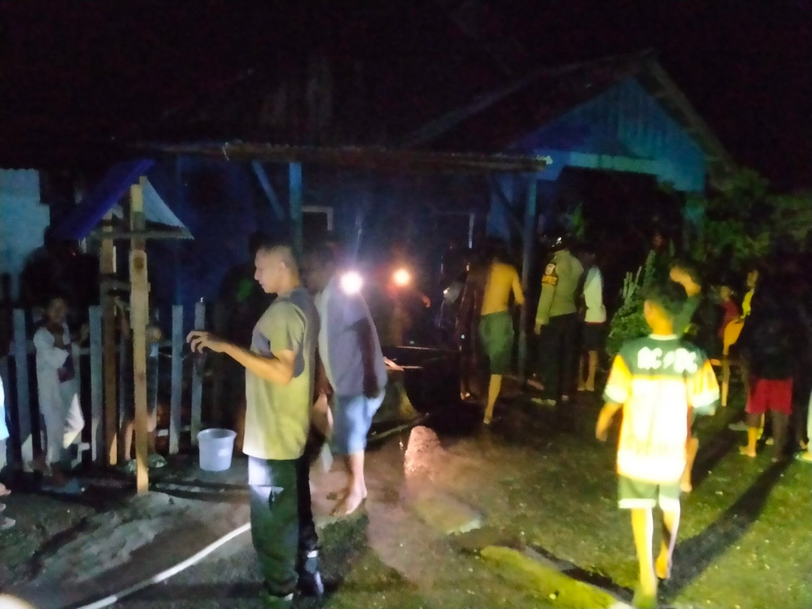 Rumah Orang Tua Anggota DPRD Buru Selatan di Desa Labuang Terbakar, Warga Gotong Royong Padamkan Api