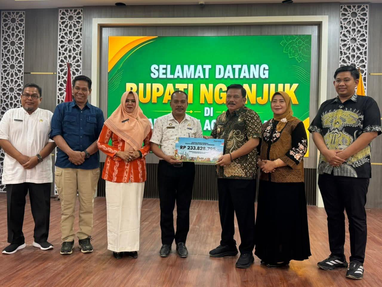 Bupati Nganjuk Serahkan Donasi Rp 233 Juta untuk Korban Bencana Hidrometeorologi di Aceh Tamiang
