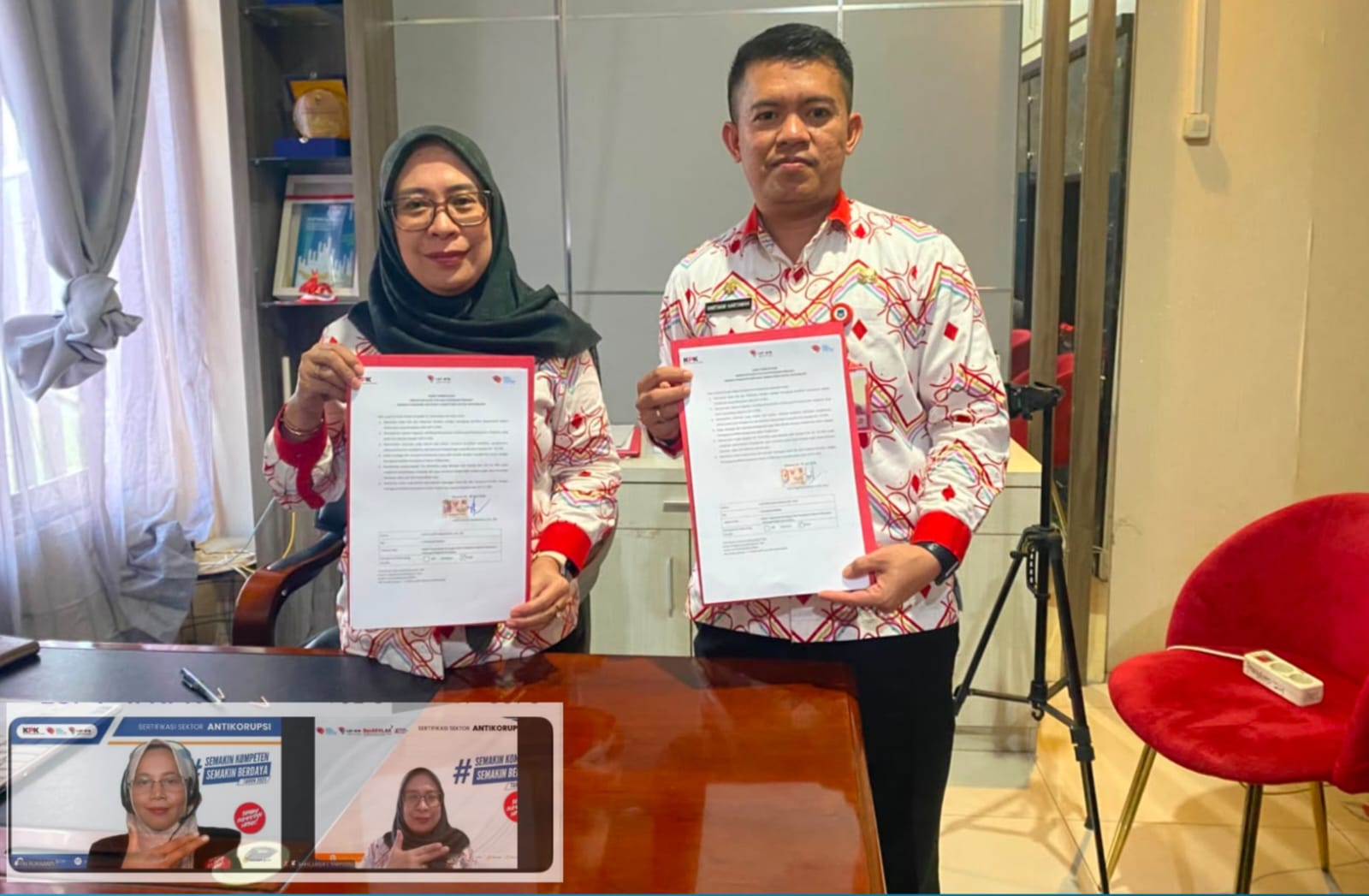 Dua ASN Pemkab Bolsel Lasya Mamonto dan Hartakni Hartawan Raih Sertifikat Penyuluh Antikorupsi dari KPK RI