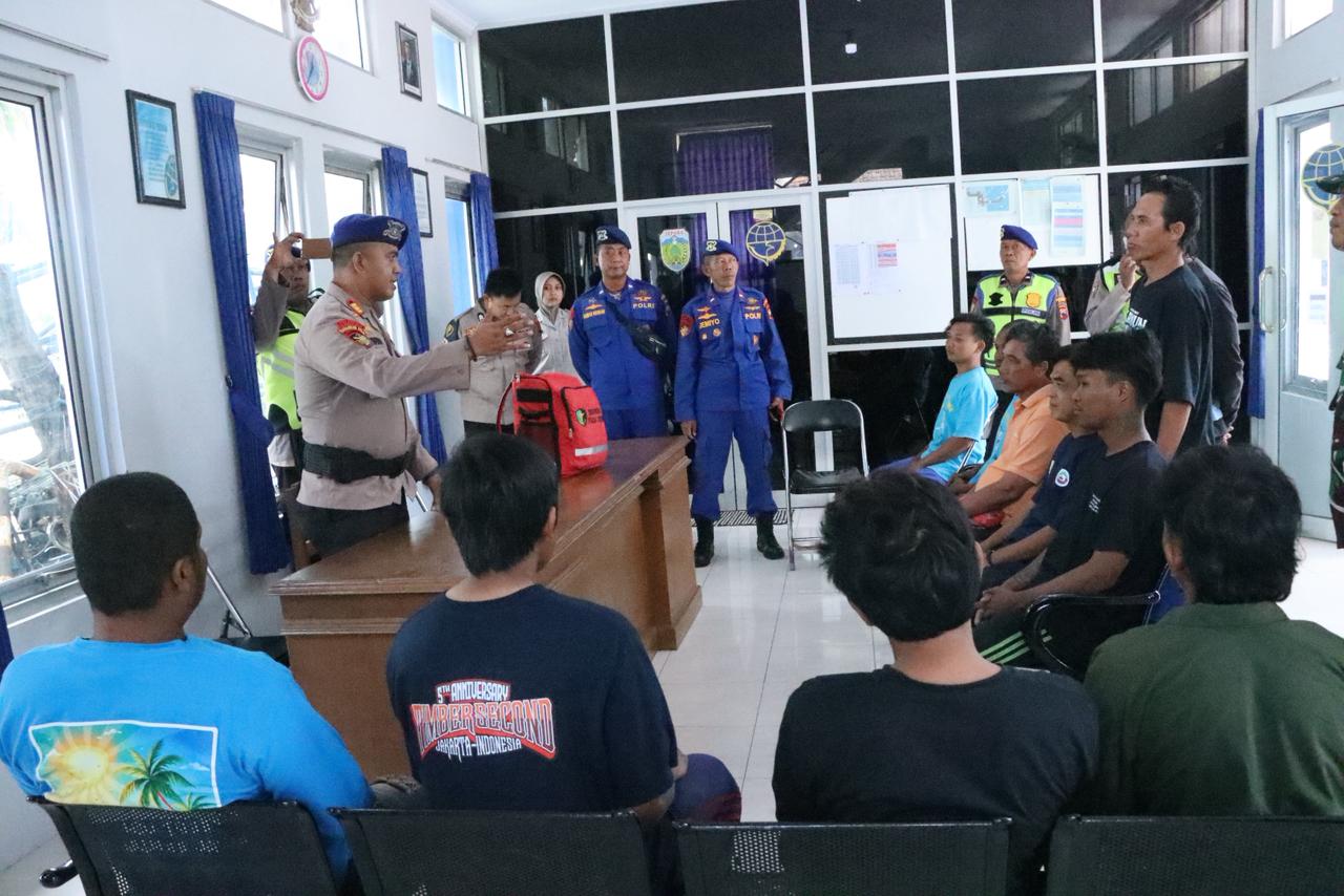 11 ABK Kapal Ikan Tenggelam di Perairan Cirebon Selamat Dievakuasi Nelayan Jepara, Polres Jemput di Dermaga Kartini