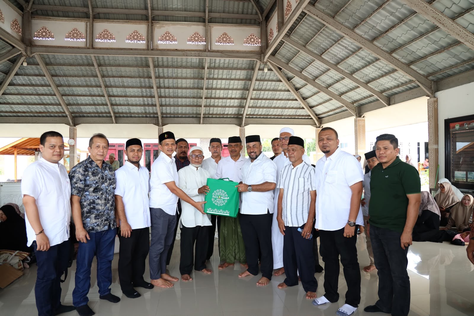 Tradisi Haji Aceh: Dirut Bank Aceh Syariah dan Jamaah Kloter 2 Ziarahi Makam Habib Bugak, Pewakaf Baitul Asyi di Mekkah