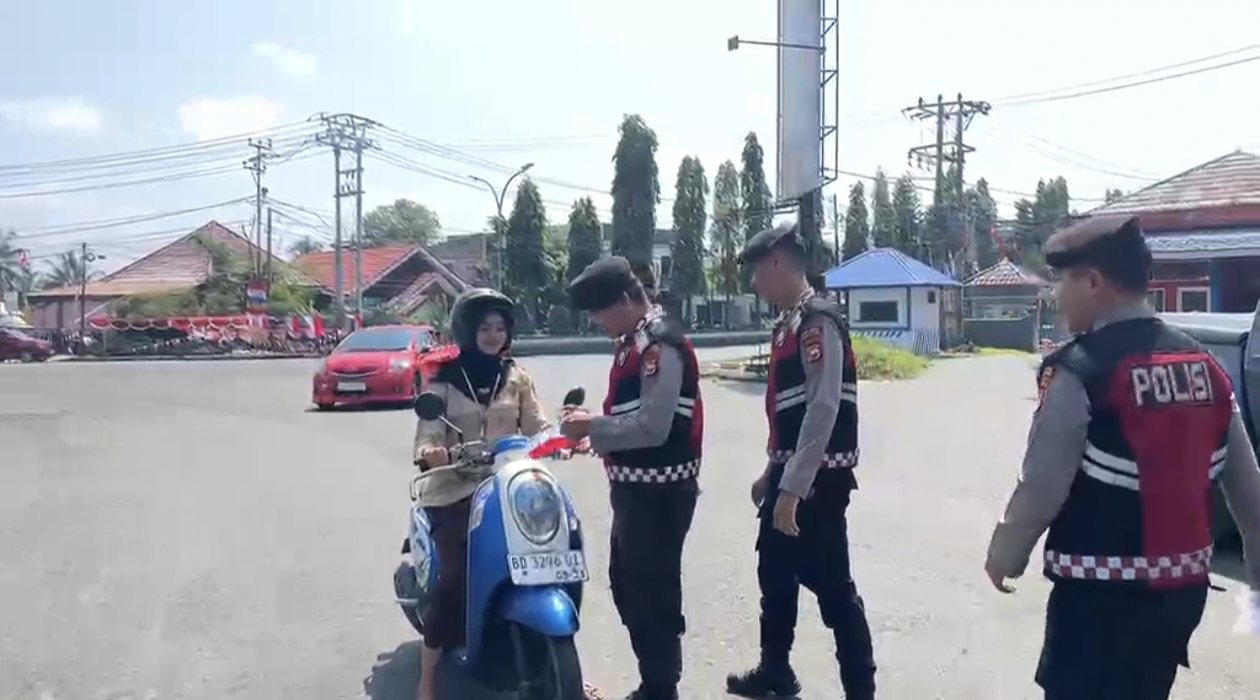 Polisi di Bengkulu Utara Cegat Pengendara di Bundaran Arga Makmur, Bukan Razia tapi Bagikan Bendera Merah Putih