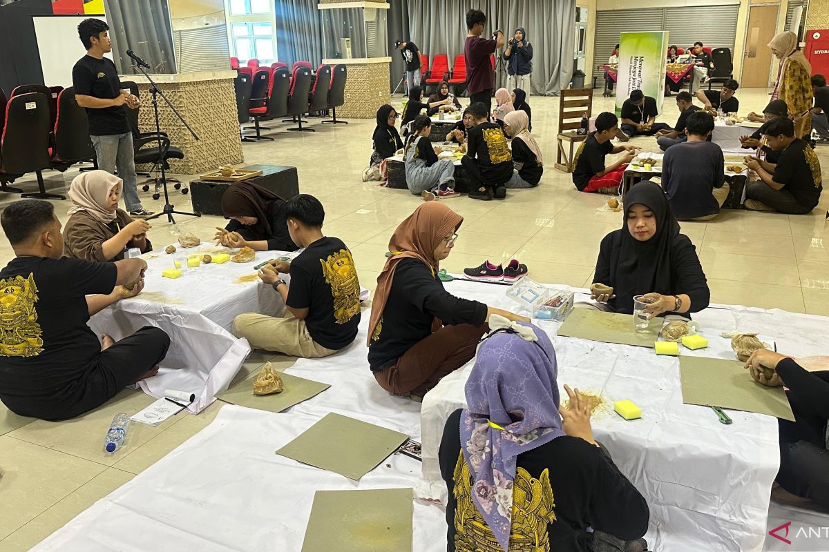25 Pelajar Sumbar Ikuti Workshop Keramik di Taman Budaya, dari Tanah Liat Jadi Mug dan Piring Bernilai Jual