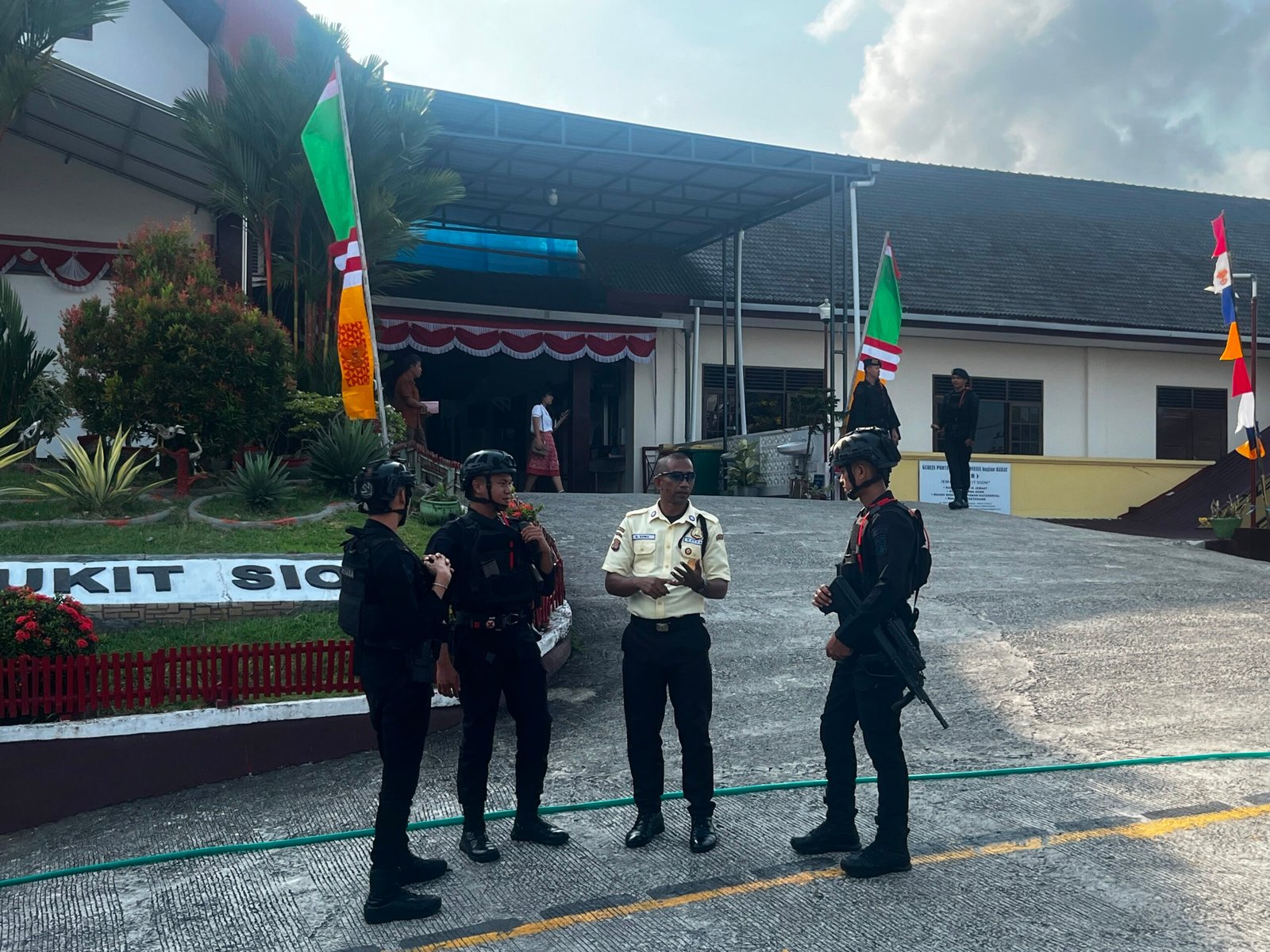 3 Gereja di Balikpapan Dijaga Personel Gegana Brimob Kaltim Saat Ibadah Minggu, 1.100 Jemaat Beribadah dengan Tenang