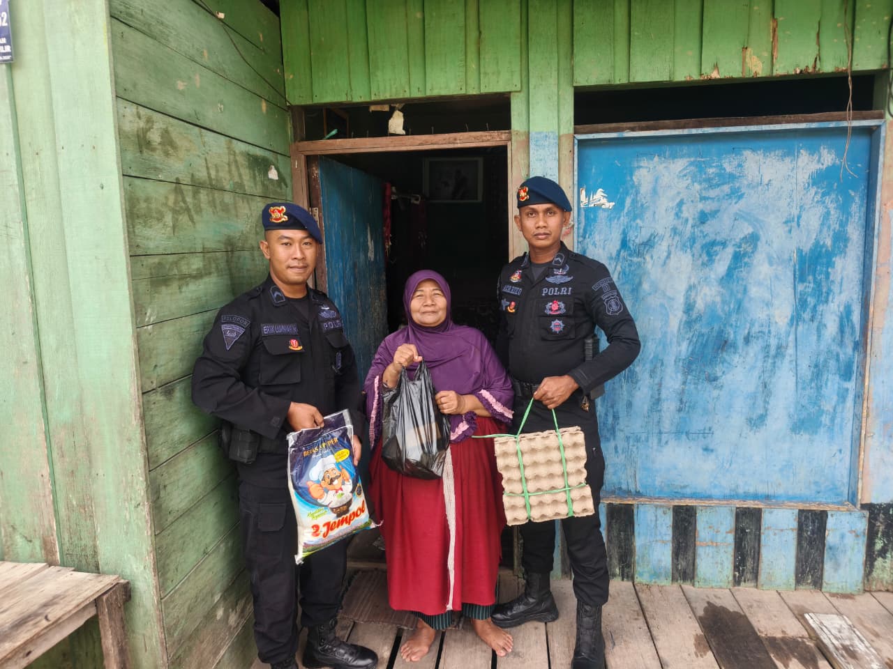 Satbrimob Polda Kaltim Salurkan Bantuan Sembako ke 2 Warga Samarinda, Wujud Kepedulian Polri