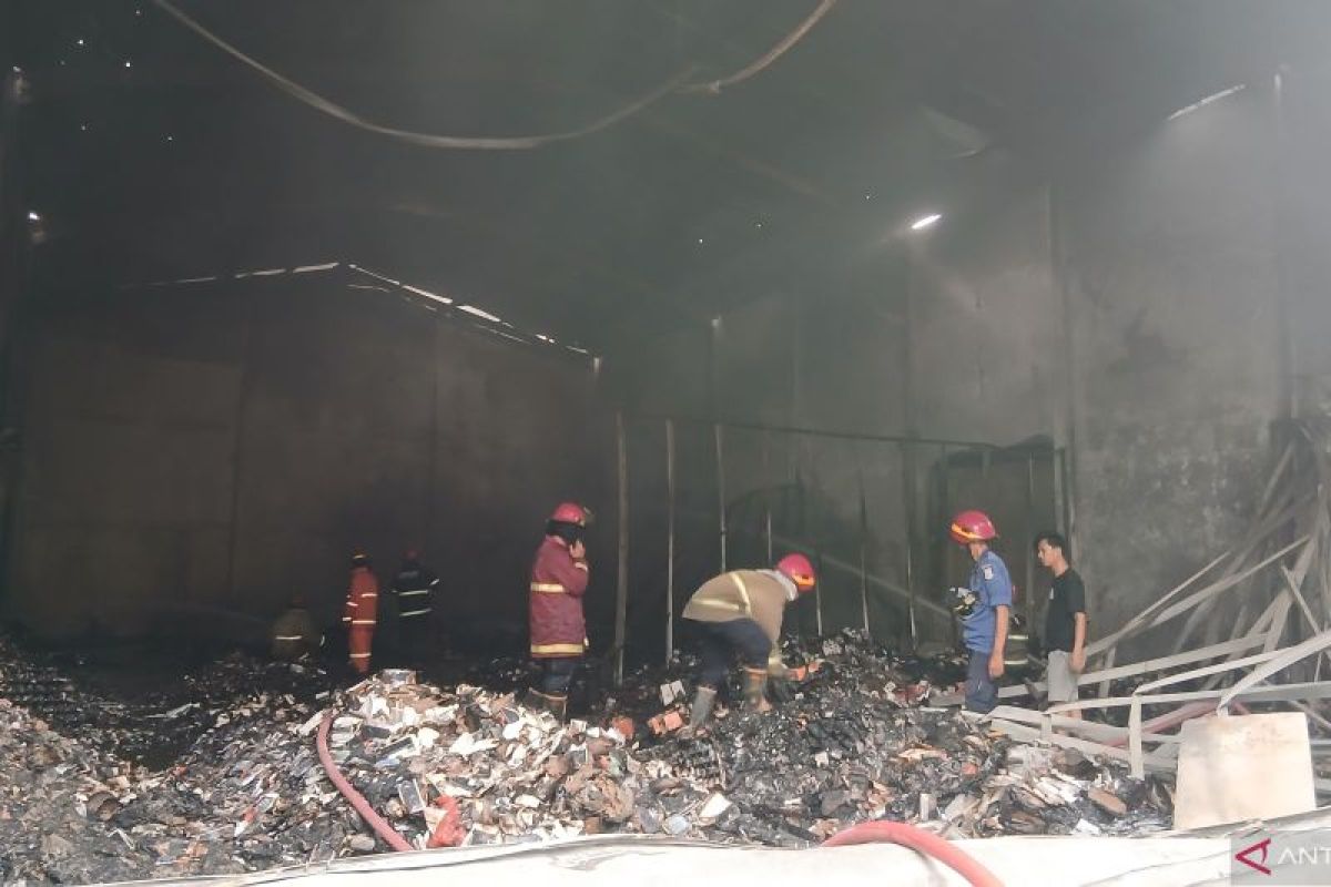 Kebakaran Tiga Gudang di Taman Tekno Tangsel, 16 Armada Damkar Dikerahkan dan Kerugian Capai Miliaran Rupiah