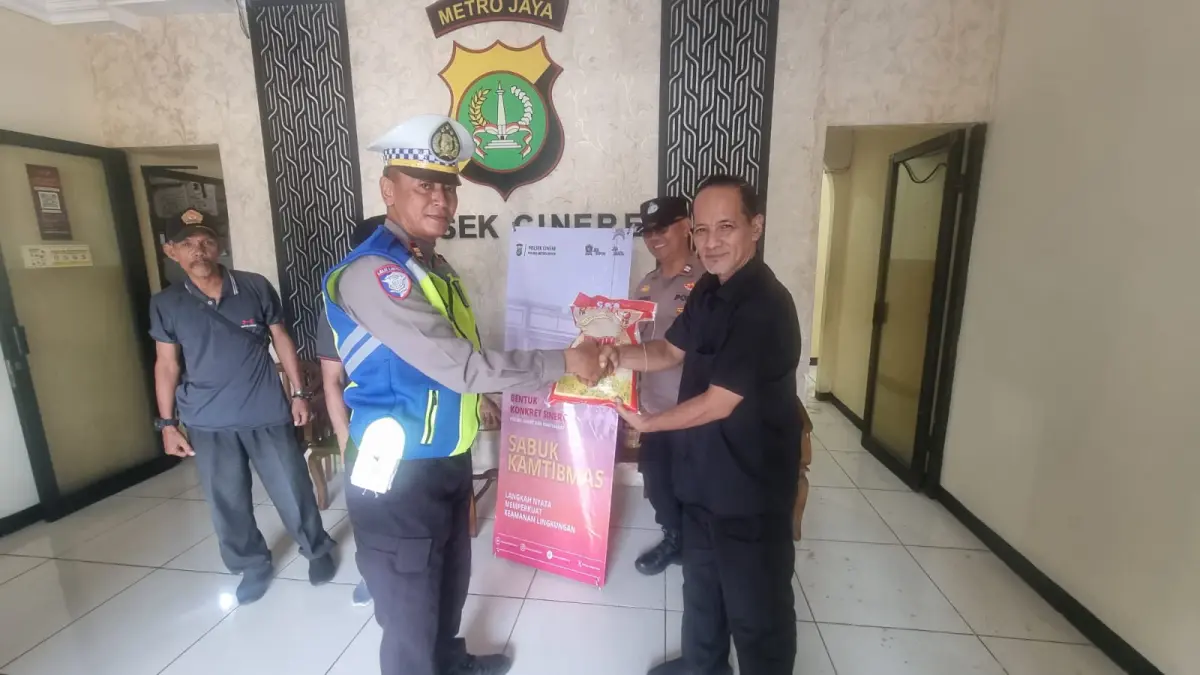 Polsek Cinere Bagikan Puluhan Paket Beras Gratis ke Warga Depok Lewat Program Jumat Shodaqoh