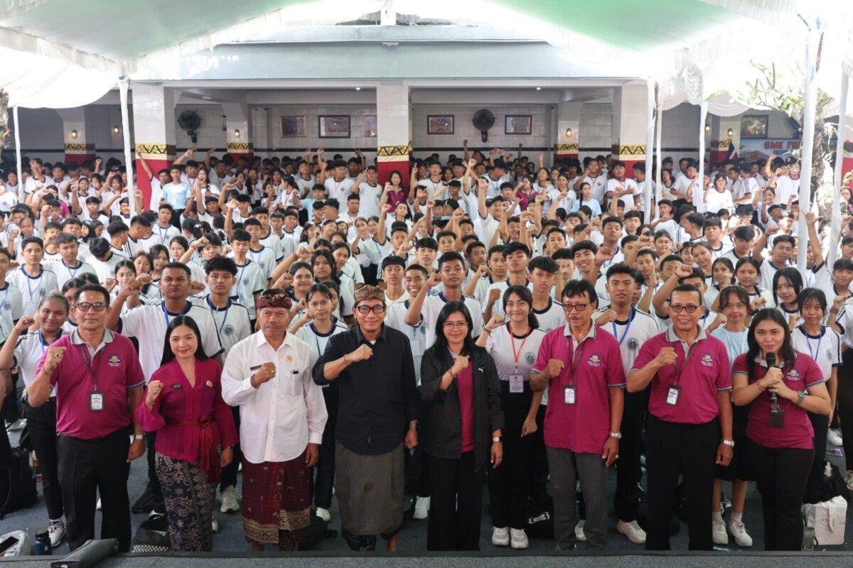MPLS SMK PGRI 3 Denpasar, Sekda Eddy Mulya Tekankan Karakter dan Literasi Digital bagi 800 Siswa Baru