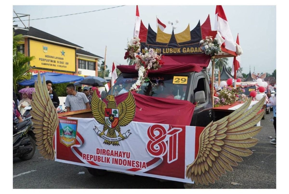 Pawai Alegoris HUT ke-81 RI di Solok Selatan: Ribuan Pelajar dan 24 Nagari Meriahkan Jalan Utama Padang Aro