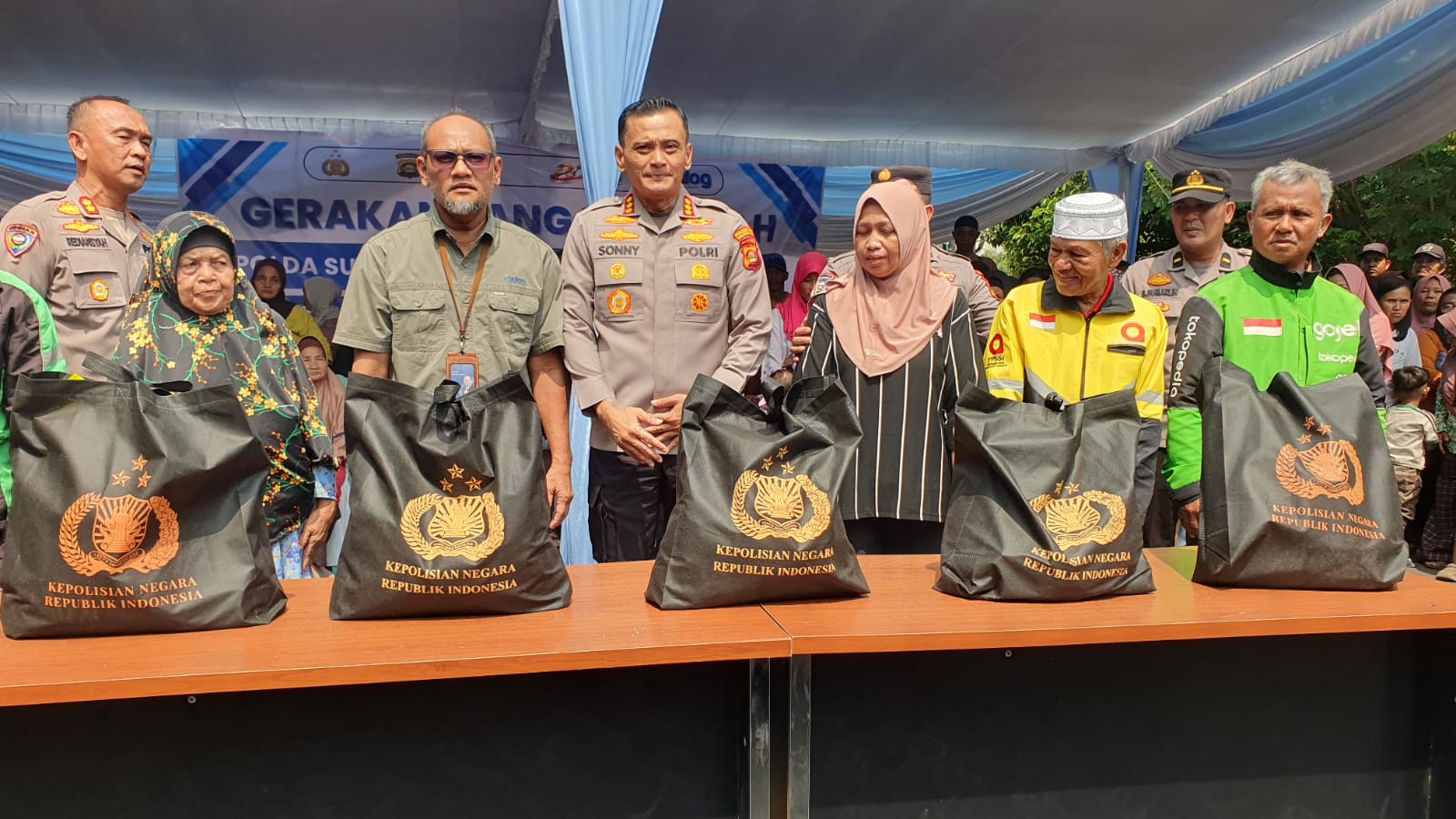 Polda Sumsel dan Bulog Salurkan 18,5 Ton Beras SPHP ke Ratusan Warga Palembang di Hari Bhayangkara ke-80