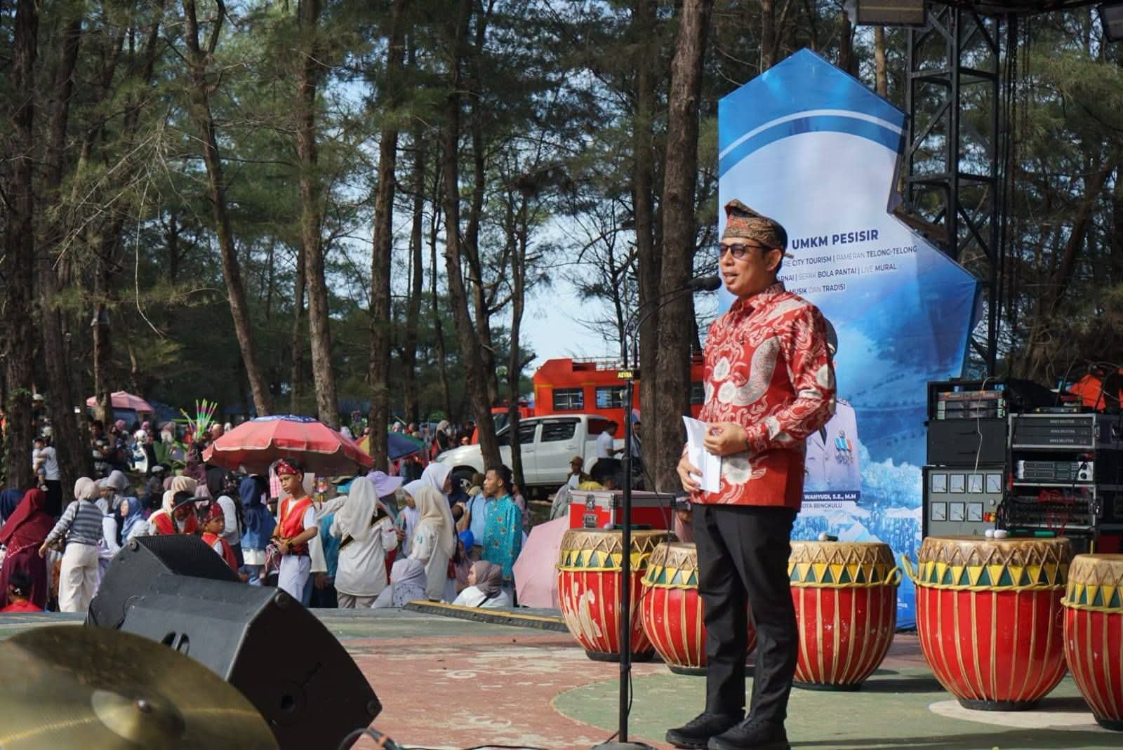 Ribuan Warga Padati Pembukaan Festival Pantai Panjang Semarak Pesisir Bengkulu, Wali Kota Janji Perluasan Stand UMKM