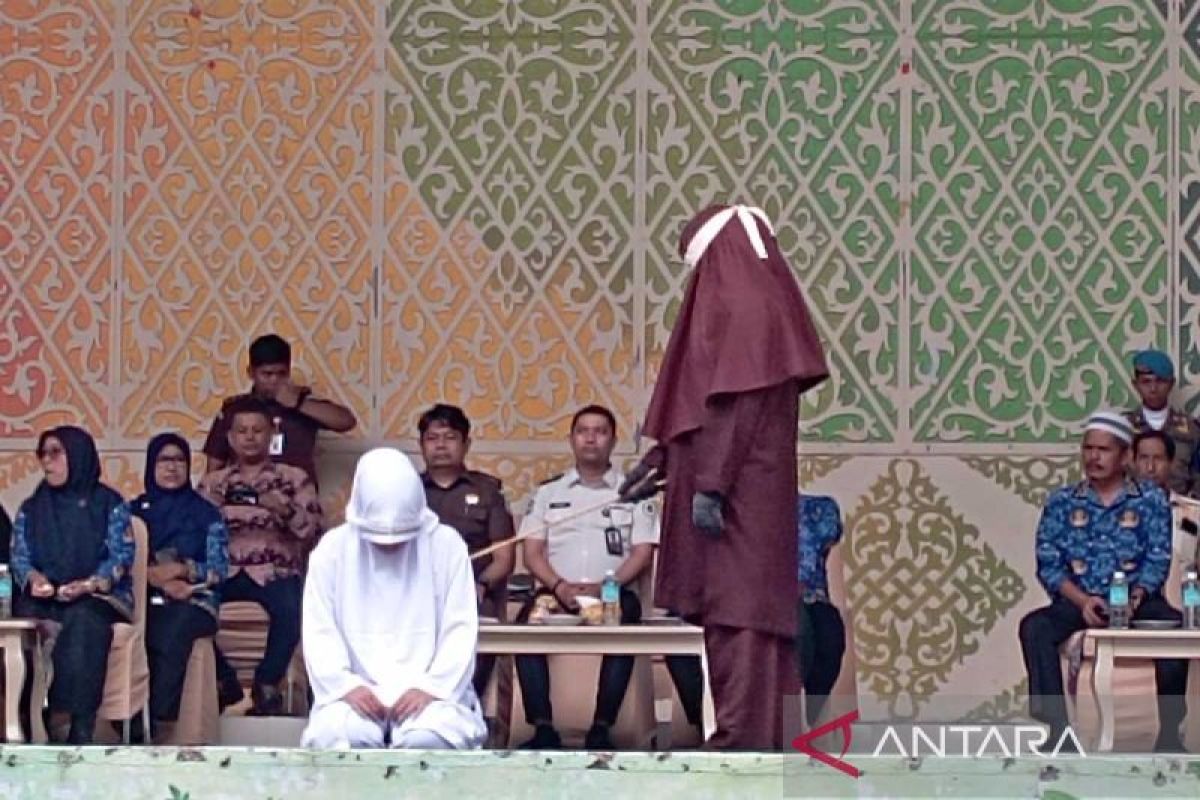 Kejari Banda Aceh Cambuk 10 Terhukum Qanun Jinayat di Taman Bustanussalatin, Dua Pelaku Zina Dihukum 100 Kali