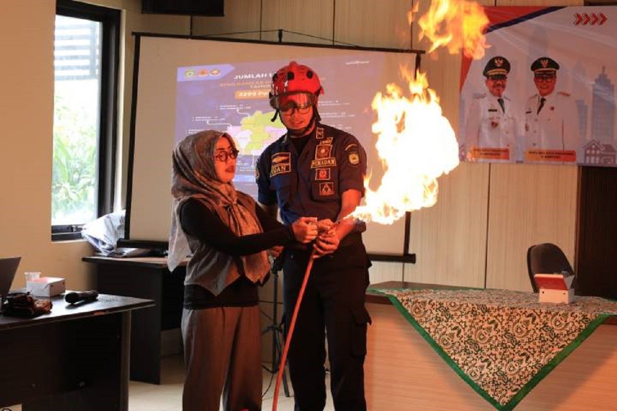 BPBD Kota Tangerang Latih Warga di 20 Kelurahan Zona Merah Bencana, Simulasi Kebakaran hingga Evakuasi