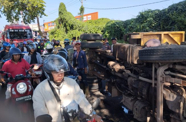 Kecelakaan di Jalan KH Azhari Palembang: Mobil Sampah Terguling Timpa Pemotor, Seorang Aparat Terluka