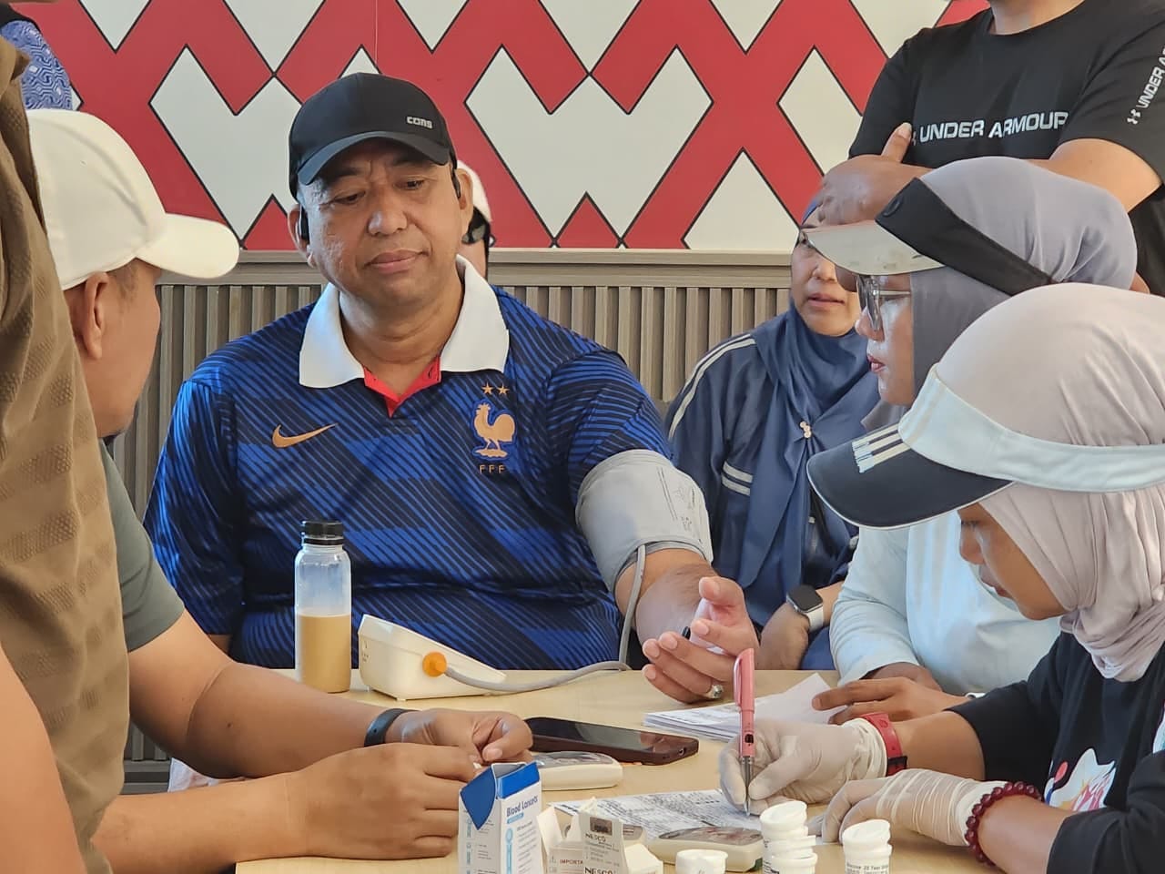 Nonton Bareng Piala Dunia 2026 di Kantor Gubernur Sulbar, DKPPKB Sediakan Cek Kesehatan Gratis untuk Warga