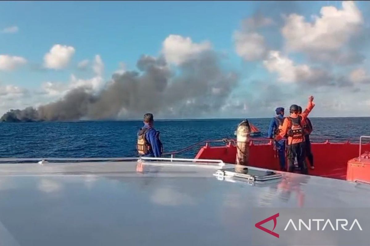 Kebakaran KMP Putri Yasmin di Selat Lombok, Tim SAR Gabungan Evakuasi Penumpang Kapal dari Padang Bai ke Lembar