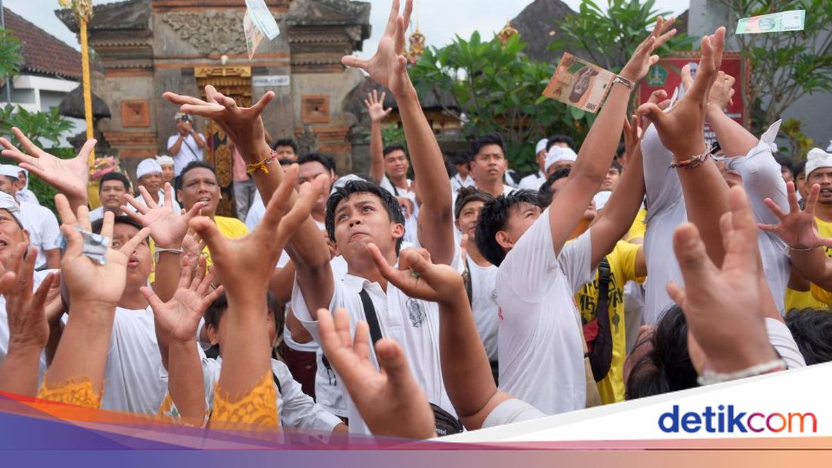 Tradisi Mesuryak di Hari Raya Kuningan: Warga Bali Rayakan Sukacita dan Kebersamaan di Pura