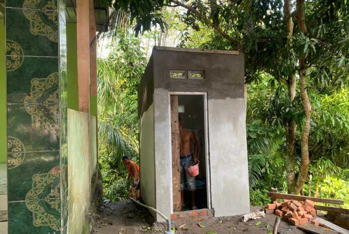 Warga Lubuk Tampang Segera Nikmati MCK Baru, Satgas TMMD ke-128 Lahat Mulai Tahap Pengecatan Interior