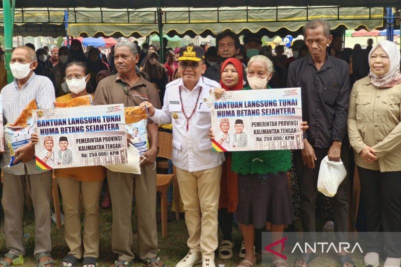 Gubernur Kalteng Serahkan 1.000 Paket Bantuan Pangan dan 1.055 KPM di Pangkalan Banteng, Minta Kades Proaktif Lapor