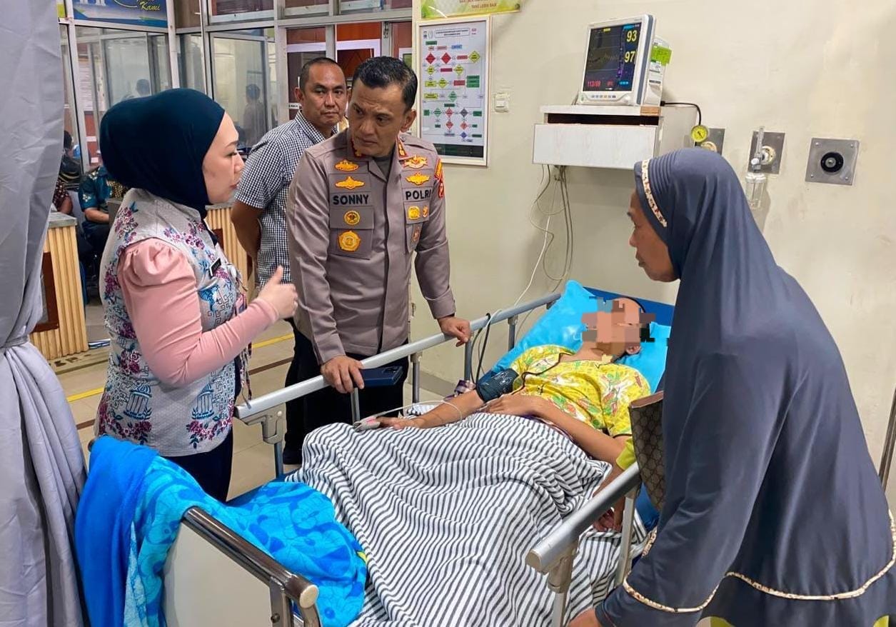 Kapolrestabes Palembang dan Ketua Bhayangkari Jenguk Pelajar Korban Jambret di RS Bari, Kondisi Masih Dirawat Intensif