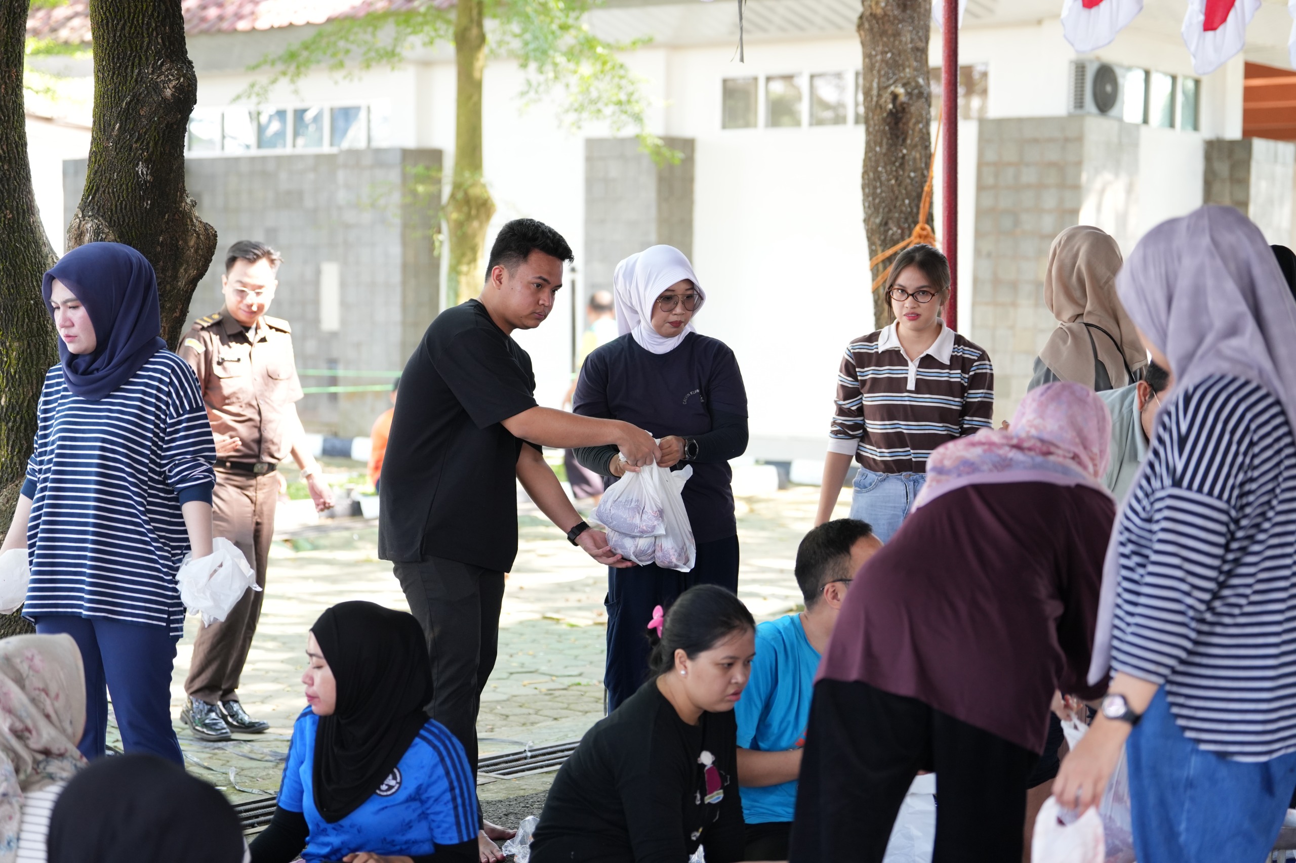 Idul Adha 1447 H, Kejati Sumsel Potong 12 Sapi dan 5 Kambing, Bagikan 1.000 Paket Daging ke Warga
