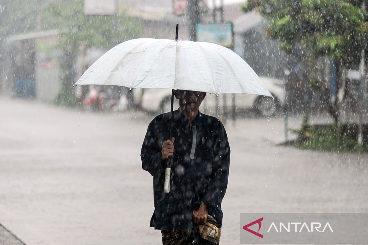 BMKG Ingatkan Hujan Ringan Guyur Serang Hari Ini, Waspada Bibit Siklon Tropis 95W di China