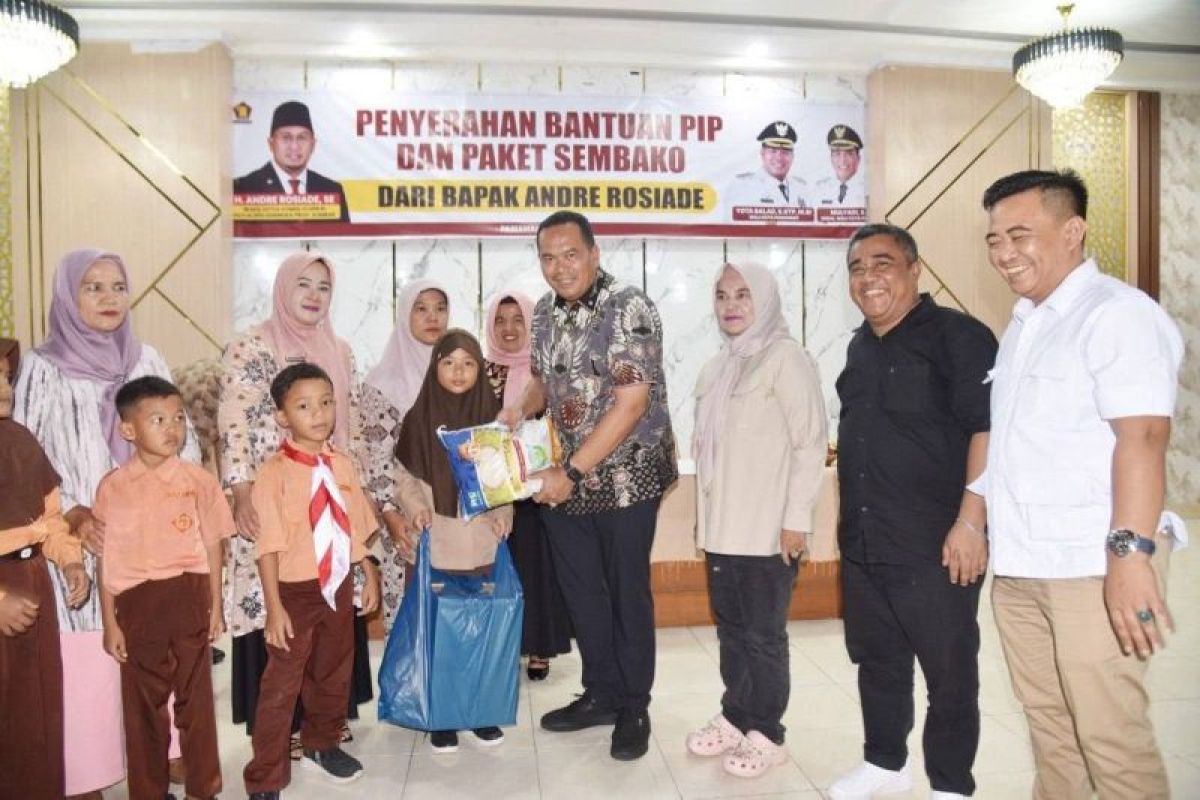 97 Siswa SD di Pariaman Terima PIP Rp450 Ribu dan Sembako, Bantuan dari Andre Rosiade