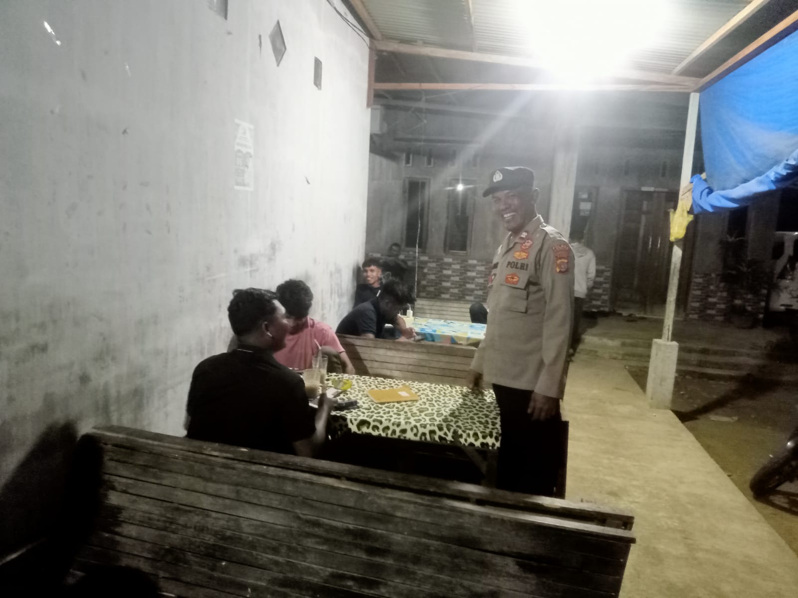 Patroli Malam Polsek Blang Mangat Antisipasi Kriminal, Sambangi Remaja Nongkrong di Lhokseumawe