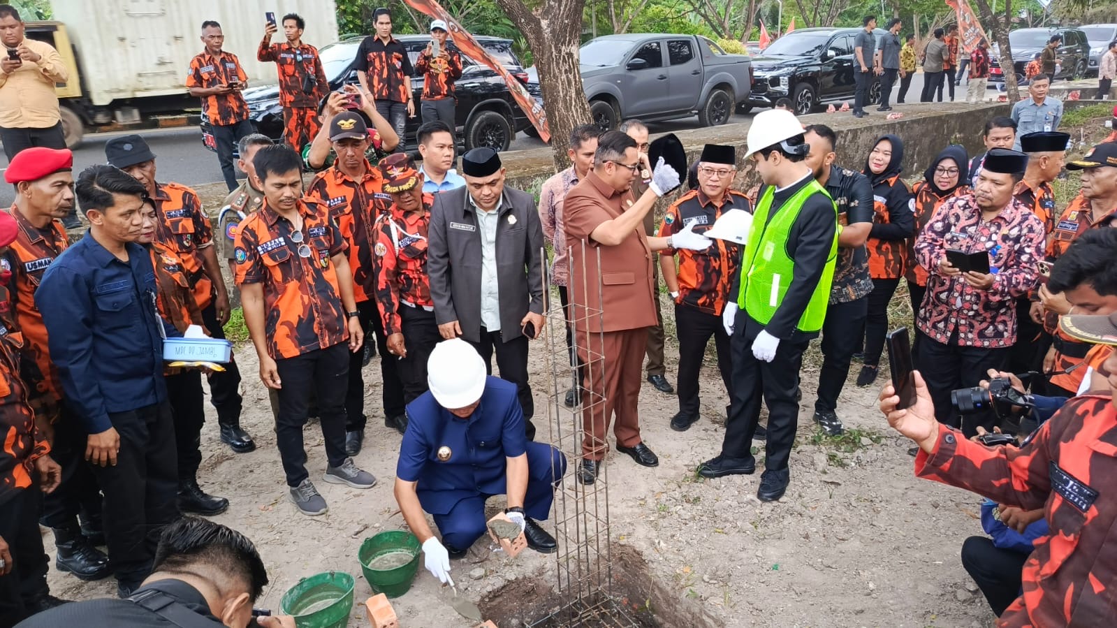 Wali Kota Jambi Maulana Letakkan Batu Pertama Sekretariat MPC Pemuda Pancasila, Targetkan Kebersihan Kota Jadi Prioritas