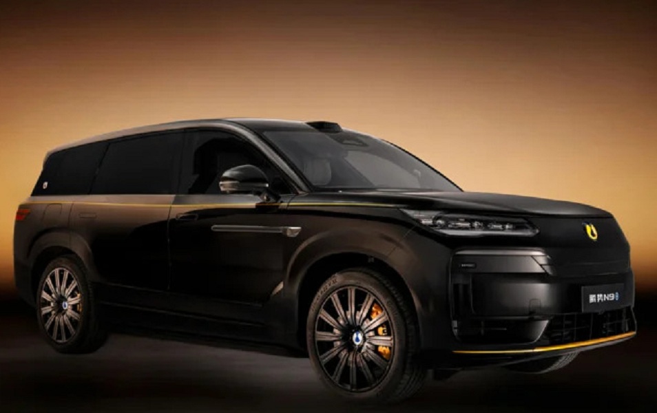 BYD Denza N9 Dark Gold Meluncur, SUV Full-Size Bertenaga 912 DK dengan Emas 24 Karat