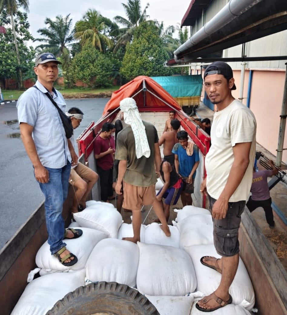 Polsek Meranti Kirim 5,45 Ton Jagung Hasil Panen Demplot ke Gudang Bulog Pontianak untuk Serap Hasil Petani